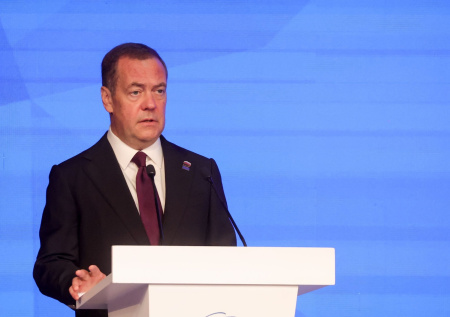 Медведев призвал пересмотреть все связи России со времен империи и СССР