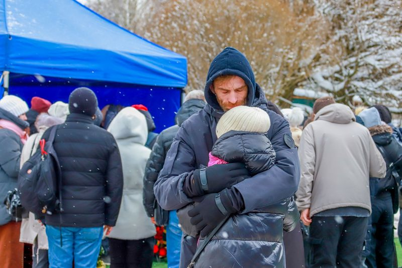 Люди во время похорон девятилетнего Паши, которого похитил и убил 38-летний мужчина-строитель
