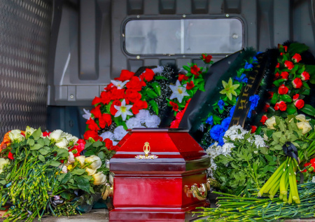 «Подступают слезы»: убитого мальчика Пашу похоронили в Петербурге