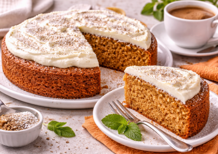 Просто смазываю этот карамельный бисквит сметаной — и ничего больше не надо: шикарный пирог из простых продуктов