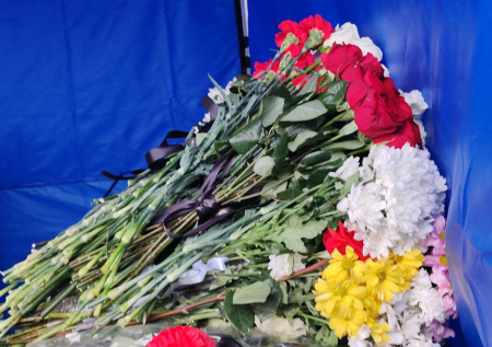 Утопающий в цветах и игрушках гроб девятилетнего Паши попал на фото