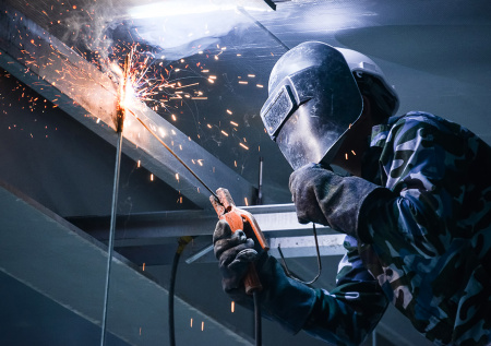 Работяги: зарплата дворника, сварщика, электрика и сантехника по регионам