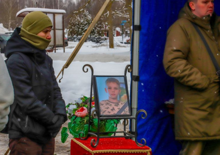 Гроб утопал в цветах: в Петербурге похоронили убитого педофилом мальчика