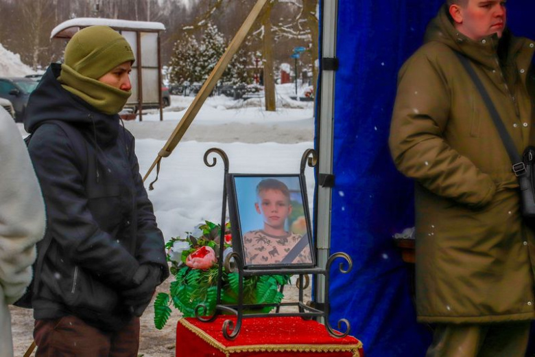 Люди во время похорон девятилетнего Паши, которого похитил и убил 38-летний мужчина-строитель