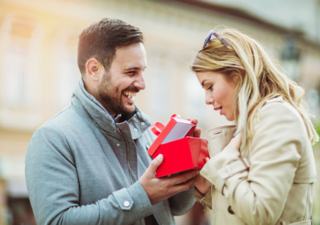 Психолог объяснила, почему на 14 Февраля надо дарить дешевые подарки