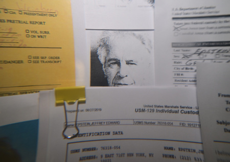 В файлах Эпштейна нашли дикую историю про Стивена Хокинга и подводную лодку