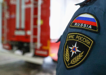 Дворник сорвался с крыши и чудом спасся на проводах