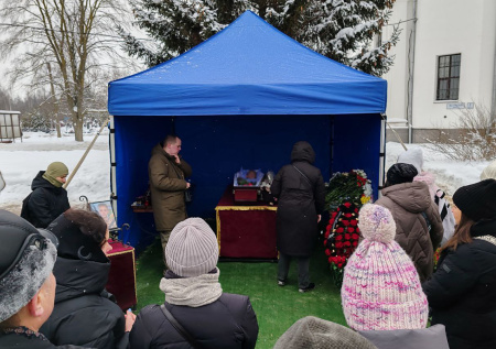 Появились кадры с гробом убитого в Петербурге мальчика