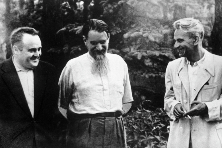 Игорь Курчатов (по центру)