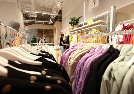 Врач рассказал, какими инфекциями можно заразиться при примерке вещей