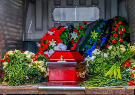 Мать убитого мальчика Паши кинулась к гробу с признанием