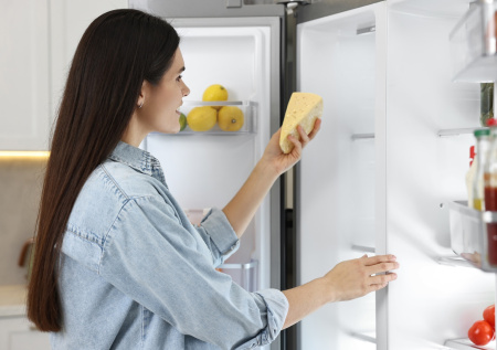 Сыр будет свежим неделями без плесени и сухих краев: простое правило хранения, о котором забывают даже опытные хозяйки