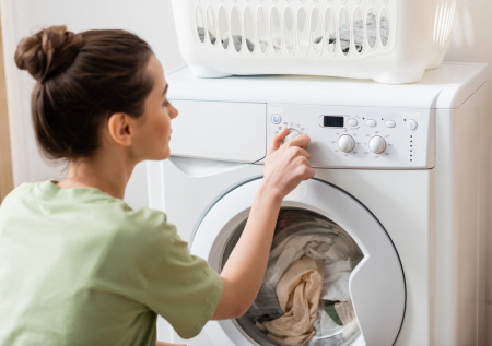 Стиральный порошок больше не нужен: простые домашние средства отстирают пятна и вернут вещам свежесть