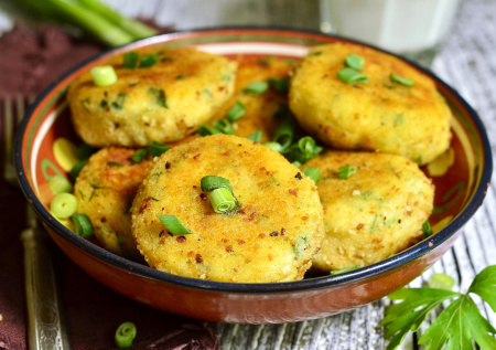 Луковые котлеты с кукурузой — хит постного стола! Сладковатый лук, хрустящие зерна, чесночный соус. Нежные внутри, с золотистой корочкой