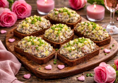 Бутерброды с селёдкой по-изысканному: вкусная закуска ко Дню влюблённых и всем весенним праздникам — попробуйте один раз и не остановитесь
