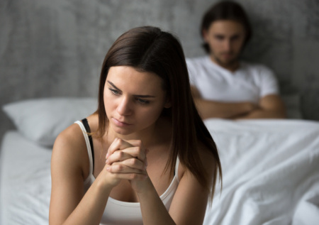 Синдром пустого дивана: как понять, что вас двое, но вы уже давно одни. Самая горькая правда