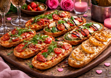 3 классные закуски к вину на 14 и 23 февраля: всего лишь багет и простые ингредиенты — быстрые идеи для уютного вечера