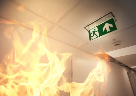 Полиция Петербурга задержала двоих мужчин за поджог двери знакомого