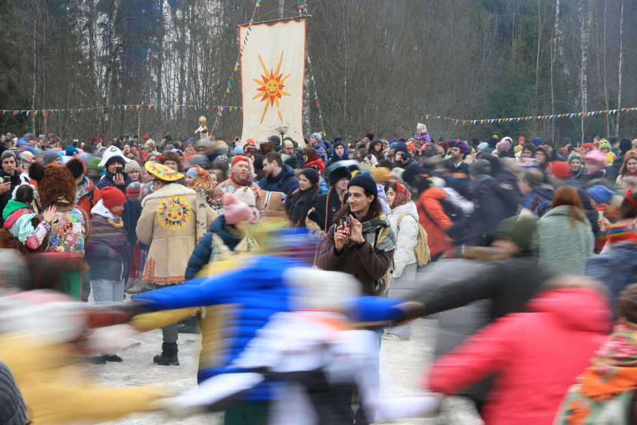 Участники гуляний на праздновании Масленицы