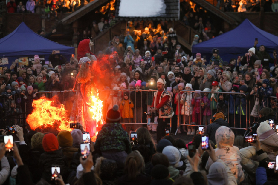 Масленичные гулянья в Измайловском кремле в Москве