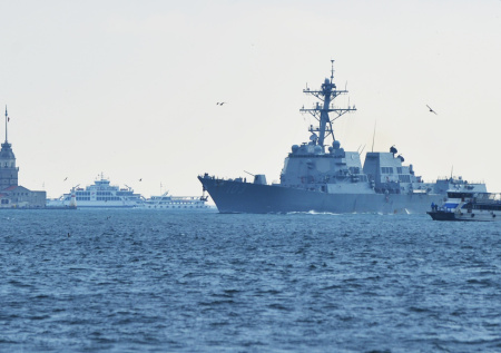 Американский эсминец протаранил корабль снабжения ВМС США