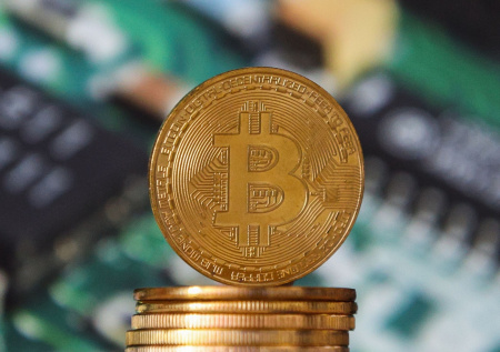 Минфин раскрыл объем ежедневных операций с криптовалютой в России