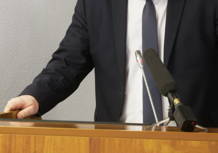 Депутаты подрались во время заседания в парламенте и попали на видео