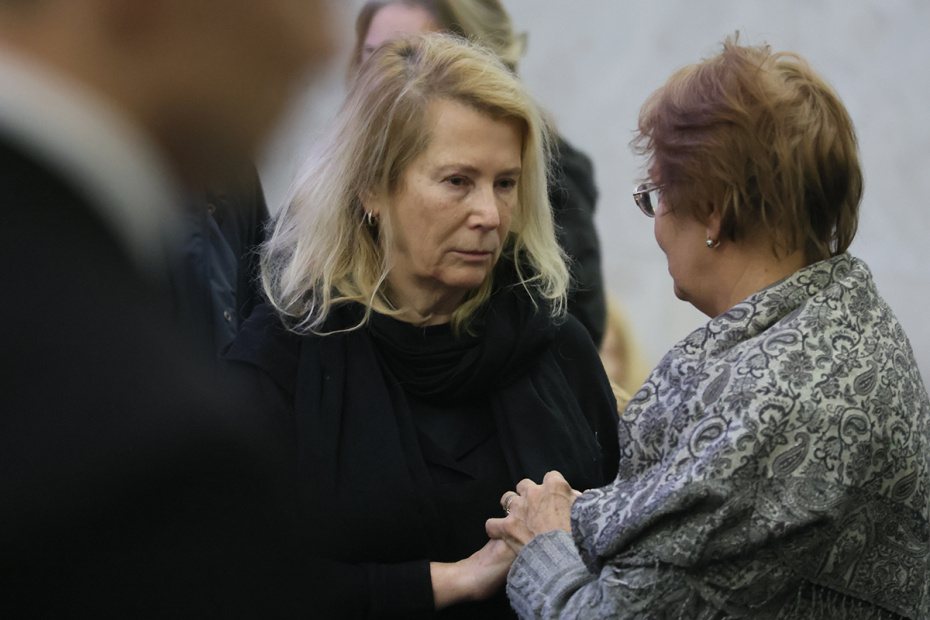 Дочь Генриха Падвы Ирина (в центре) на церемонии прощания с заслуженным юристом России Генрихом Падвой в Москве