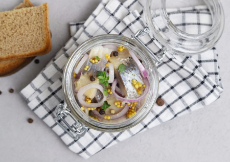 Салака в пряном посоле: нежная, ароматная, тающая во рту рыбка. Секрет — в правильном рассоле. Классика балтийской закуски!