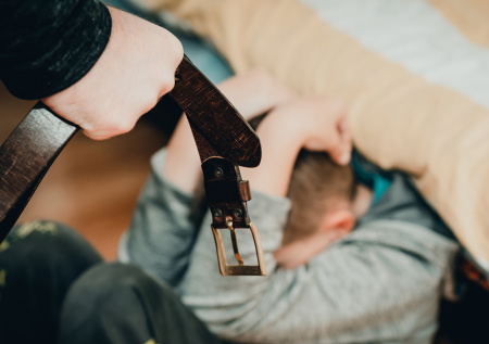 Психолог объяснила, как выявить родителя-абьюзера