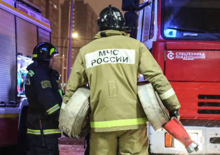 Появилось фото с места взрыва автомобиля на Рябиновой улице в Москве