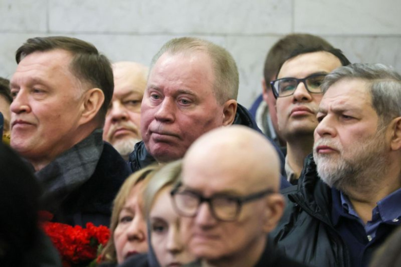 Анатолий Кучерена (в центре) на церемонии прощания с адвокатом Генрихом Падвой в траурном зале на улице Маршала Тимошенко в Москве