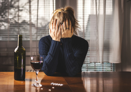 Нарколог назвал заболевания, повышающие риски развития зависимости