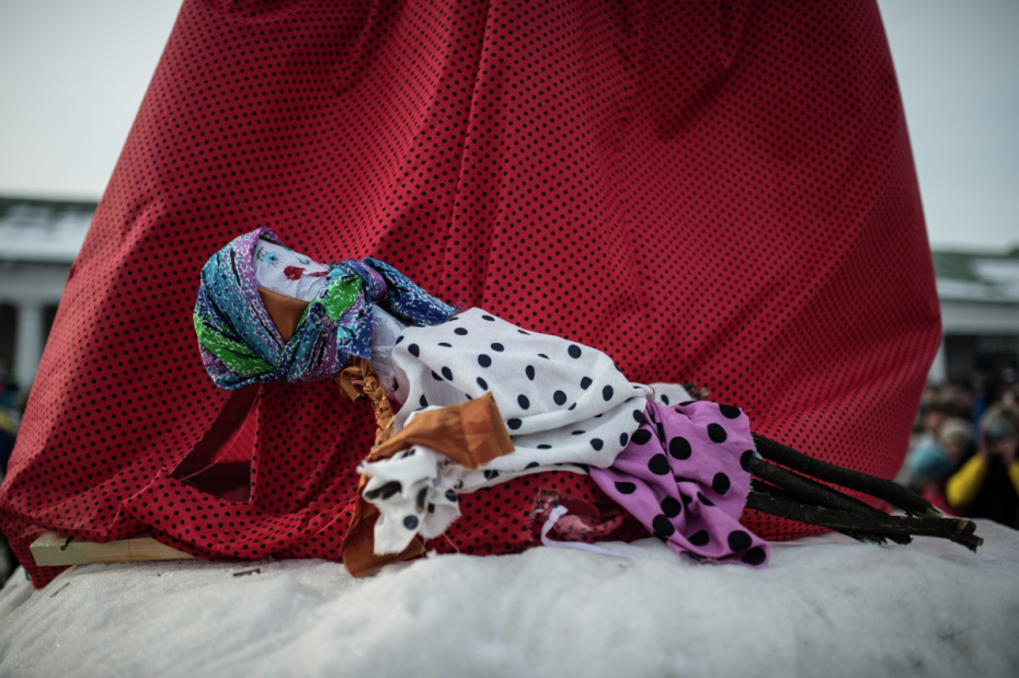 Традиционная кукла на праздновании Масленицы