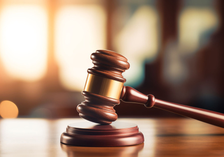 Депутат оторвал доску от дверного косяка и избил ей знакомого на дискотеке