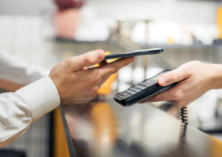 Мошенники научились превращать телефоны в банковские карты