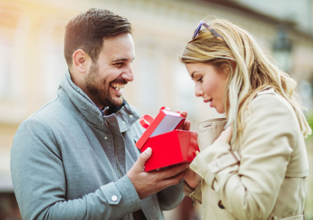 Что подарить девушке на День влюбленных