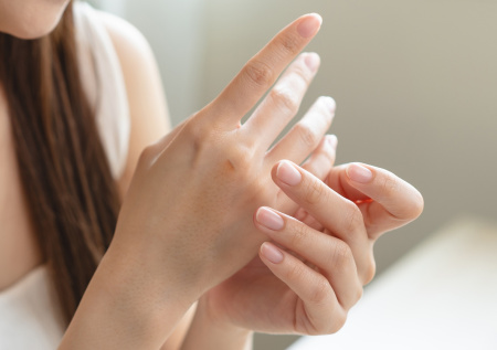 Врач перечислила болезни, связанные с сухостью кожи