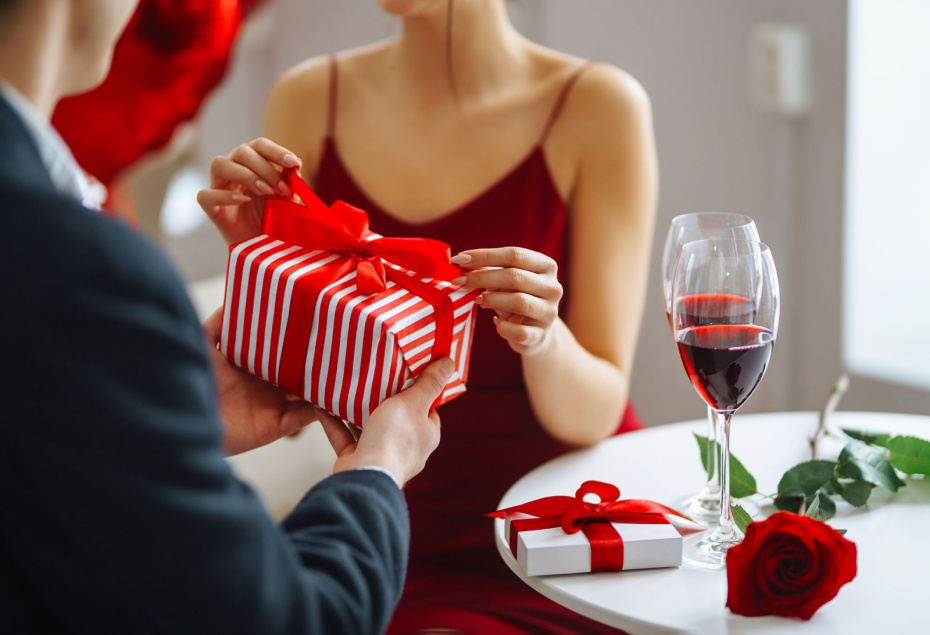 Что подарить девушке на День влюбленных