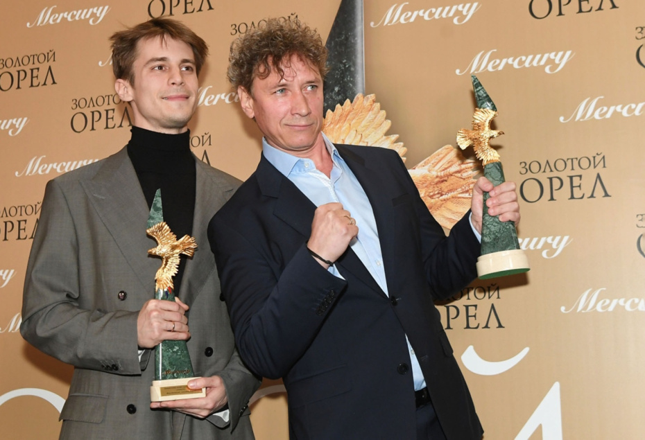 Актеры Иван Янковский (слева) и Александр Яценко, получившие награды в номинации «Лучший актер онлайн-сериала» за сериал «Фишер», на церемонии вручения ХХII национальной премии в области кинематографии «Золотой орел» в 1-м павильоне киноконцерна «Мосфильм» в Москве