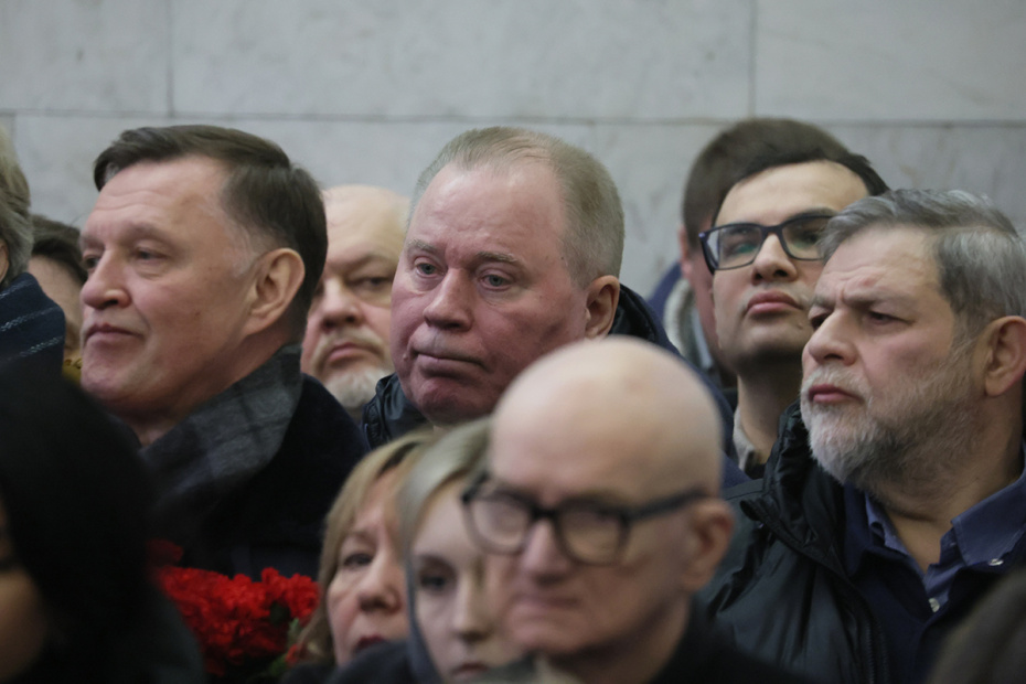 Председатель Общественного совета при МВД России, адвокат Анатолий Кучерена (в центре) на прощании с заслуженным юристом России Генрихом Падвой в Москве