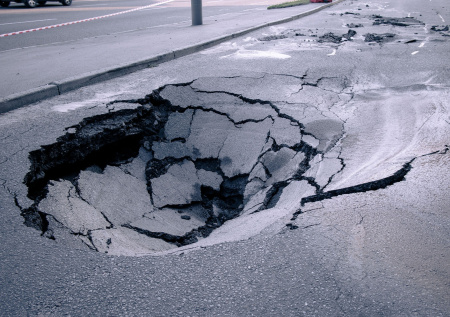 Появились кадры, как целый перекресток ушел под землю