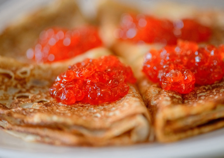 В российских магазинах появилась косметика со вкусом блинов с красной икрой