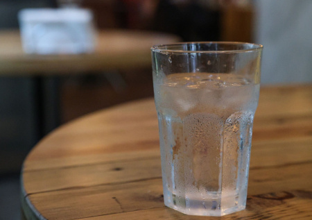 Мужчина поигрался с граненым стаканом и попал под нож