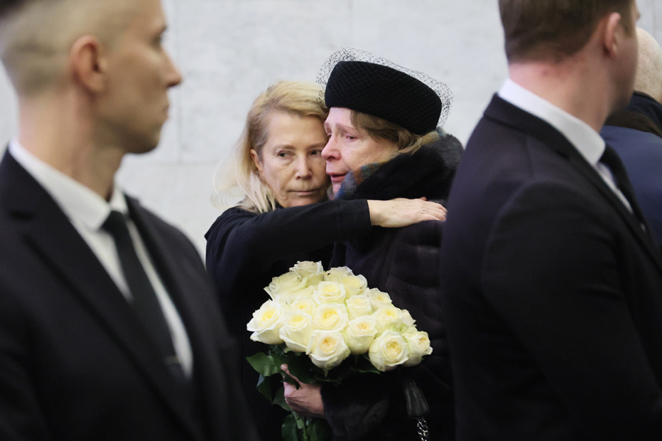 Дочь Генриха Падвы Ирина (в центре слева) и председатель Московской городской коллегии адвокатов Алла Живина на церемонии прощания с заслуженным юристом России Генрихом Падвой в Москве