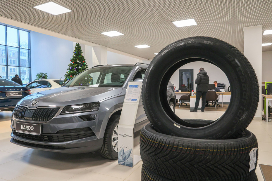 Автомобиль марки Skoda в автосалоне