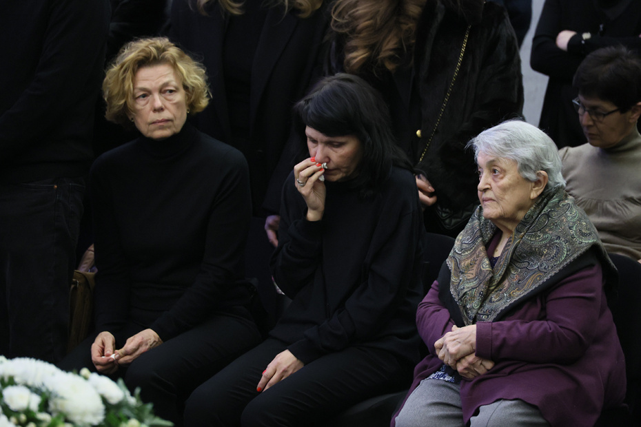 Родные и близкие на церемонии прощанияс заслуженным юристом России Генрихом Падвой в Москве