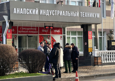 В анапском колледже организовали мемориал в память о погибшем охраннике