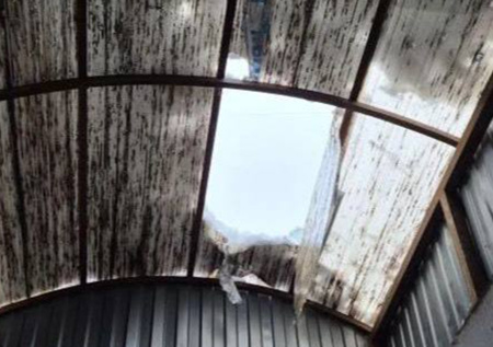 Падение детей в колодец на парковке в Москве попало на видео