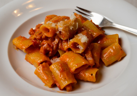 Та самая подлива из детства без лишних хлопот: простой советский рецепт, который спасет любой гарнир и сделает ужин вкуснее